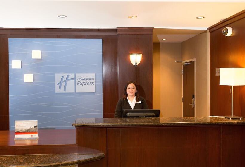 Отель Holiday Inn Express & Suites Whitecourt, An Ihg