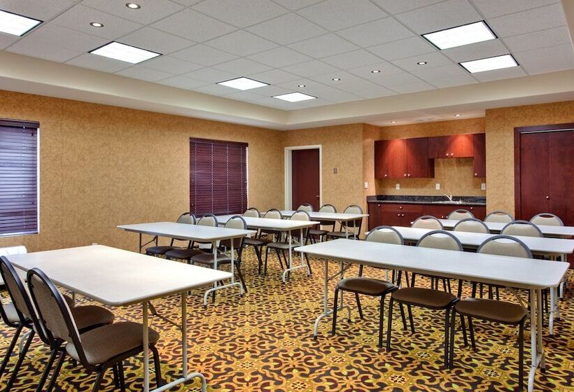 Отель Holiday Inn Express & Suites Whitecourt, An Ihg