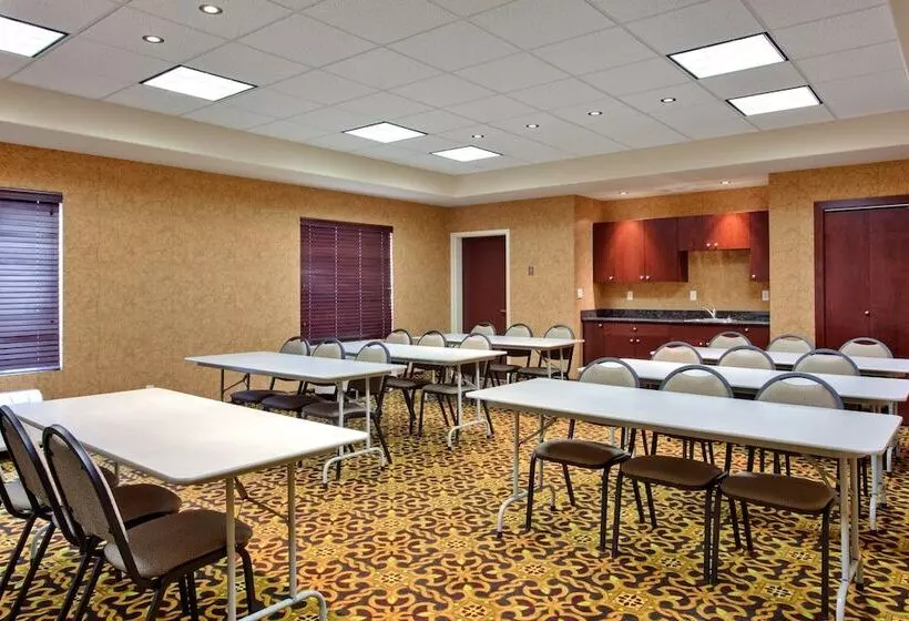 Отель Holiday Inn Express & Suites Whitecourt, An Ihg