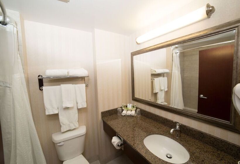 Отель Holiday Inn Express & Suites Whitecourt, An Ihg