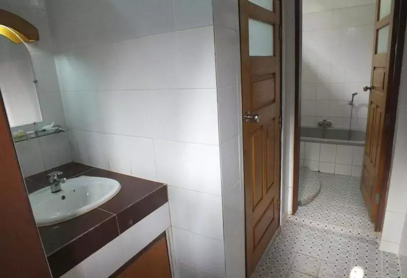 Отель Shwe Thazin Sittway