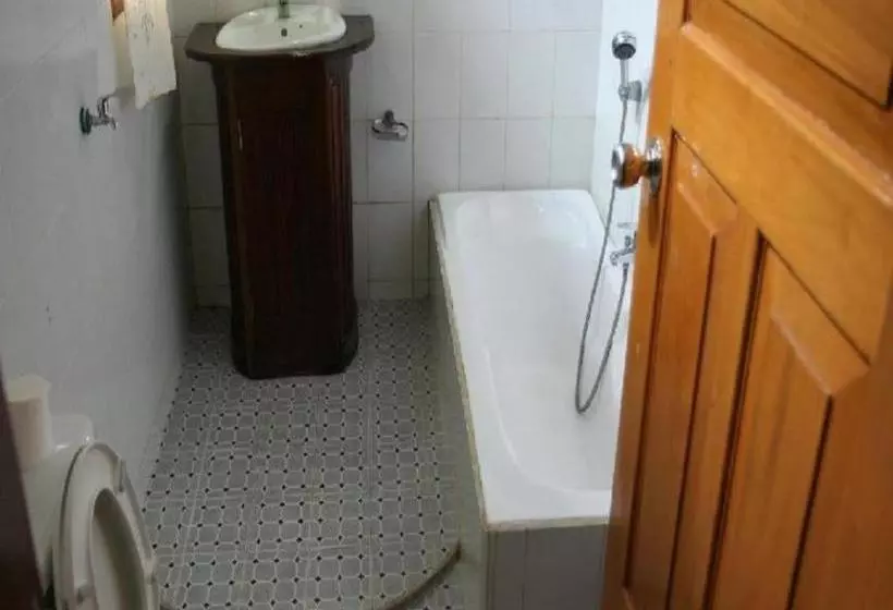 Отель Shwe Thazin Sittway