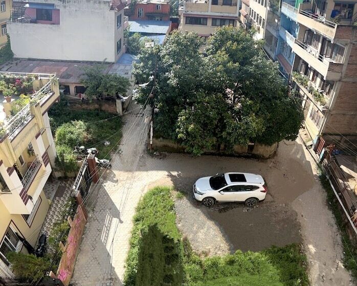 هاستل Down To Earth