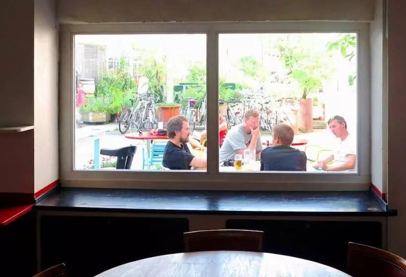 פונדק Basel Backpack