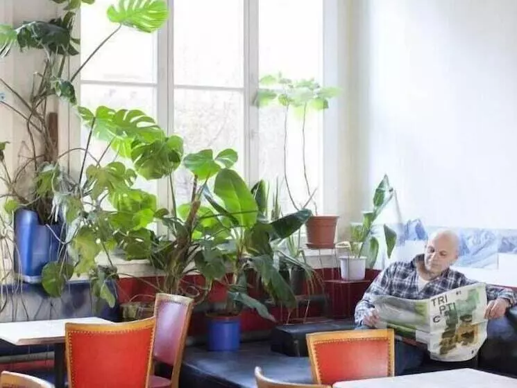 פונדק Basel Backpack