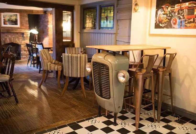 פונדק The Dog In Over Peover