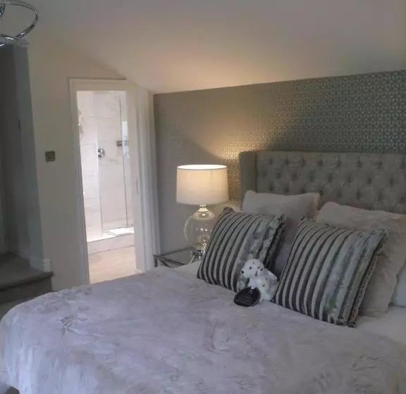 פונדק The Dog In Over Peover