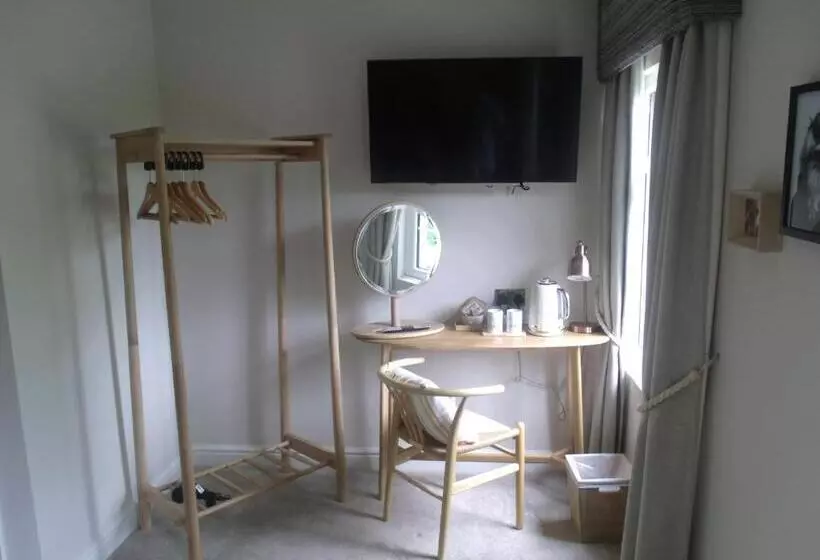 פונדק The Dog In Over Peover