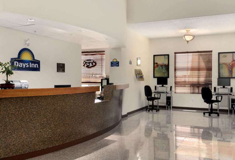 בית מלון כפרי Days Inn By Wyndham Grande Prairie