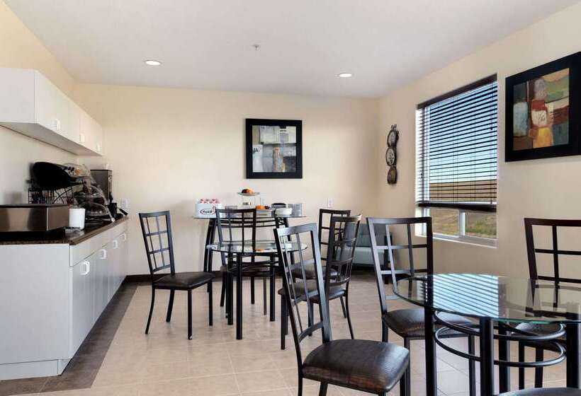 בית מלון כפרי Days Inn By Wyndham Grande Prairie