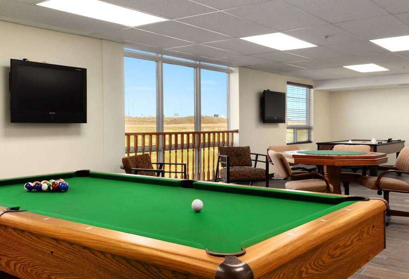 בית מלון כפרי Days Inn By Wyndham Grande Prairie