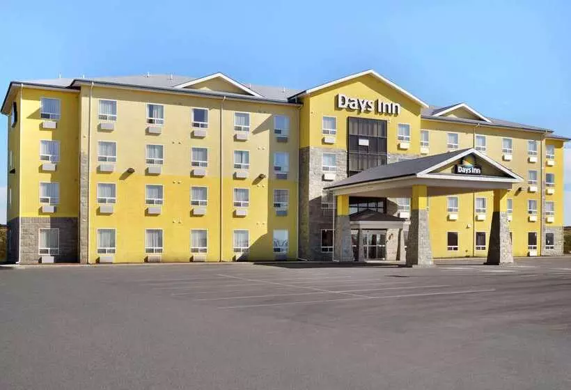 בית מלון כפרי Days Inn By Wyndham Grande Prairie
