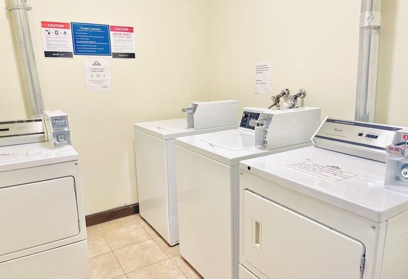 בית מלון כפרי Days Inn By Wyndham Grande Prairie