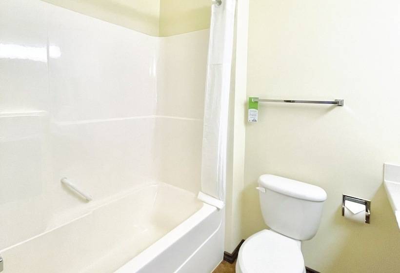 בית מלון כפרי Days Inn By Wyndham Grande Prairie