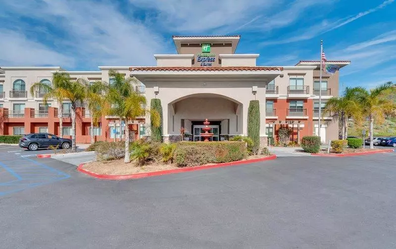 Holiday Inn Express Hotel & Suites Lake Elsinore, An Ihg