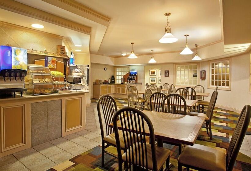 Holiday Inn Express Hotel & Suites Saint Joseph, An Ihg