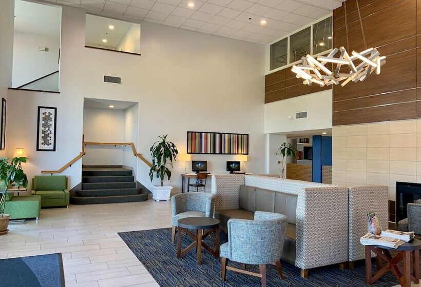 בית מלון כפרי Holiday Inn Express & Suites Tracy, An Ihg