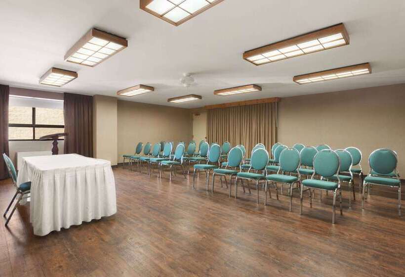 Отель Travelodge By Wyndham Barrie