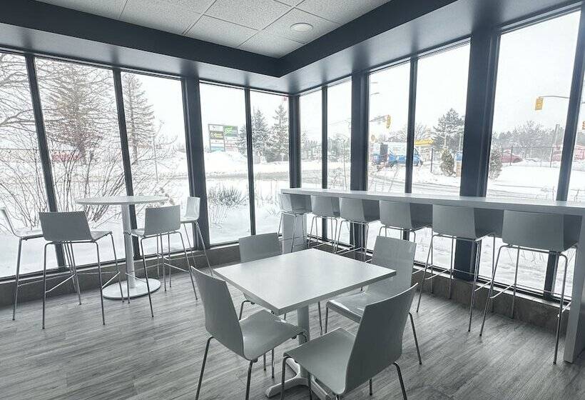 Отель Travelodge By Wyndham Barrie