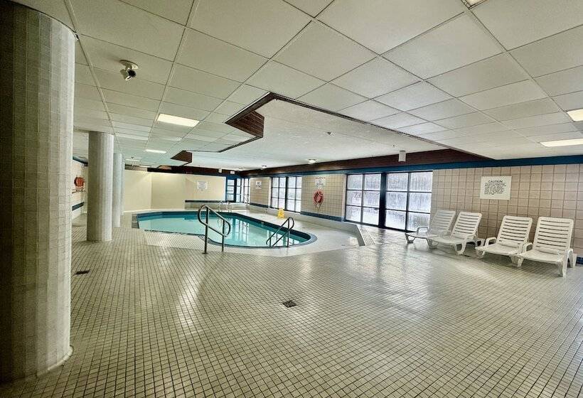 Отель Travelodge By Wyndham Barrie