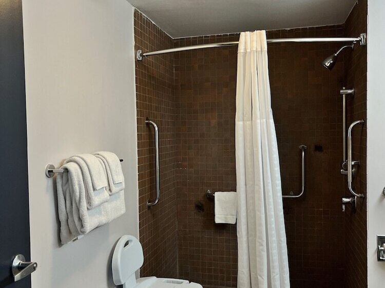 Отель Travelodge By Wyndham Barrie