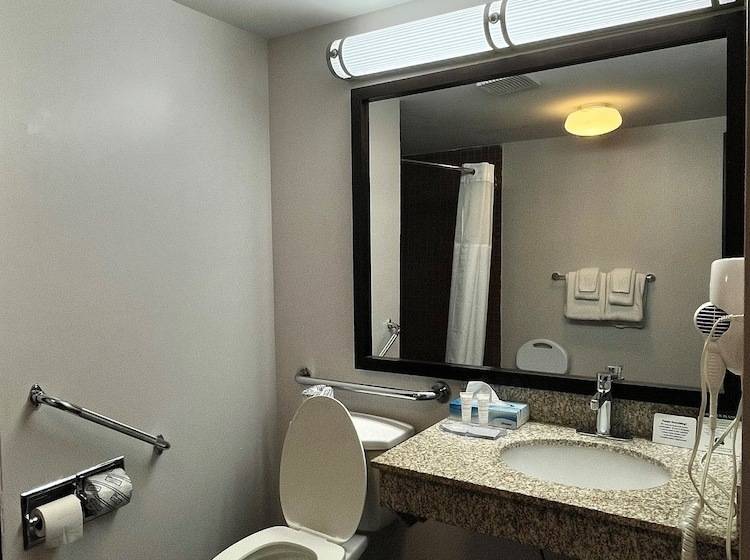 Отель Travelodge By Wyndham Barrie