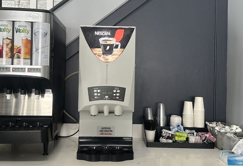 Отель Travelodge By Wyndham Barrie