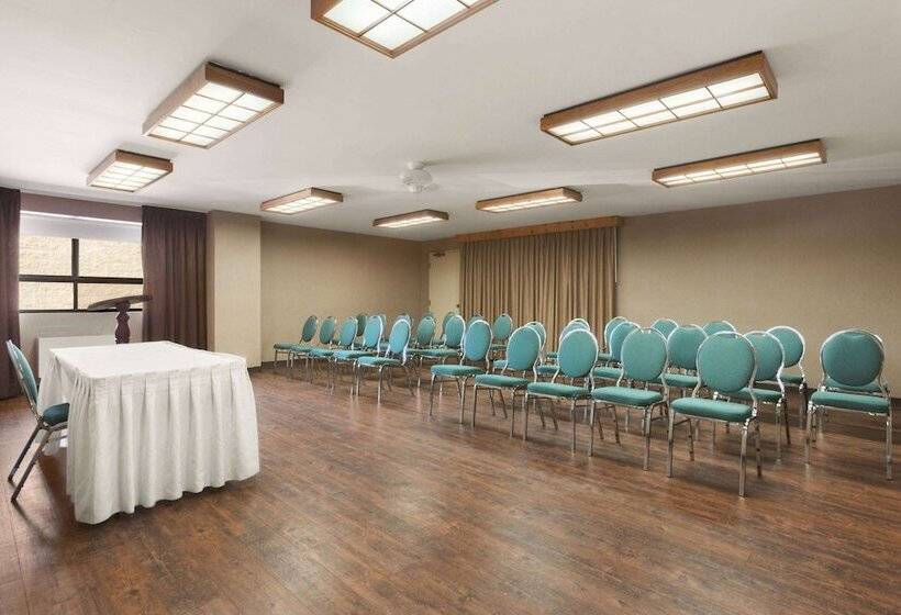 Отель Travelodge By Wyndham Barrie