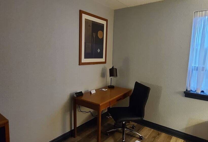 Отель Travelodge By Wyndham Barrie