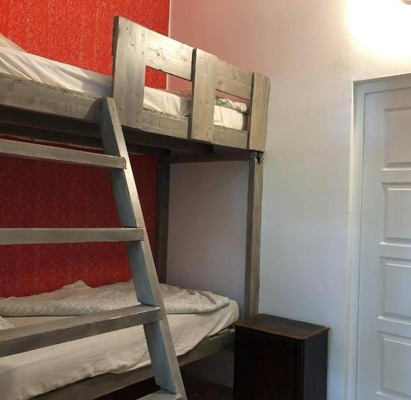 Baroque Hostel & Coworking