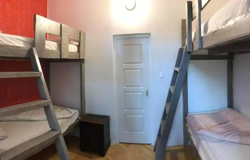 Baroque Hostel & Coworking