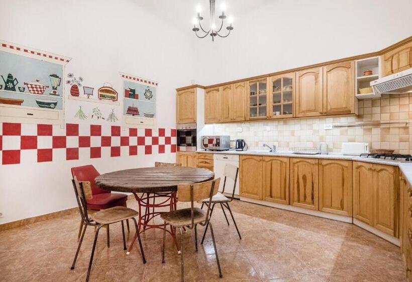 Baroque Hostel & Coworking