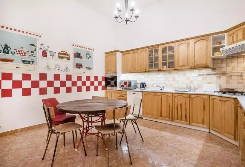 Baroque Hostel & Coworking