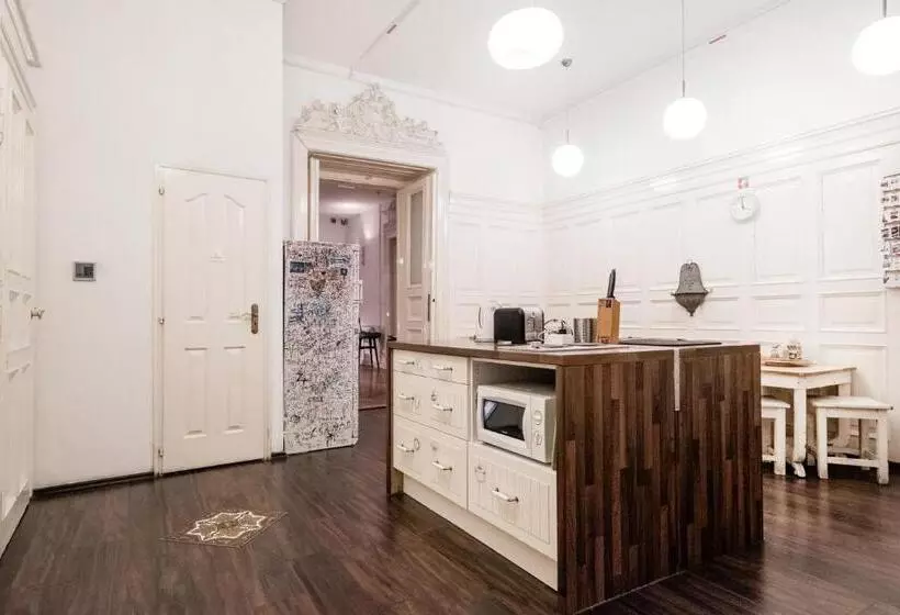 Baroque Hostel & Coworking