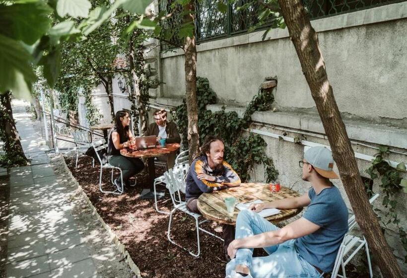 Baroque Hostel & Coworking