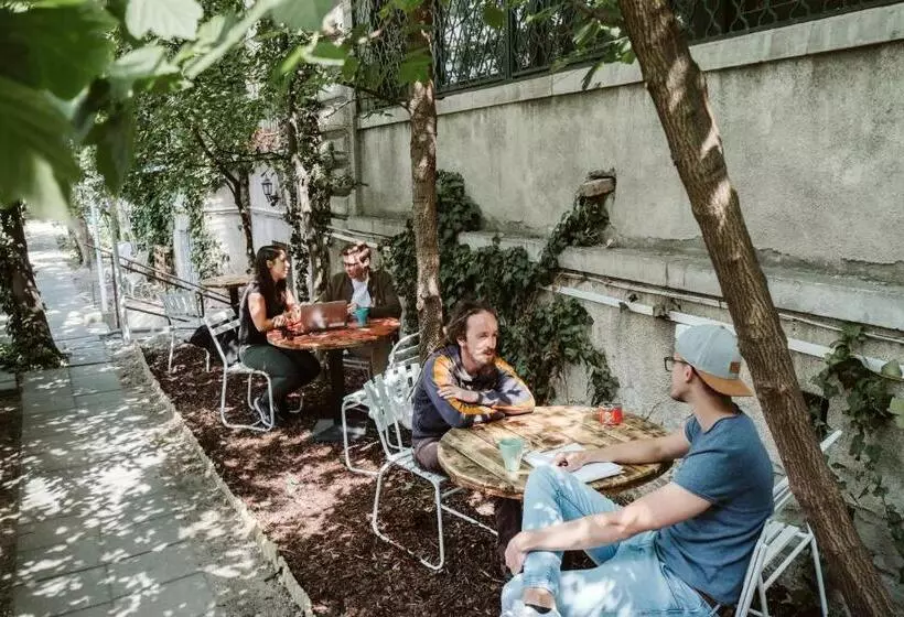 Baroque Hostel & Coworking