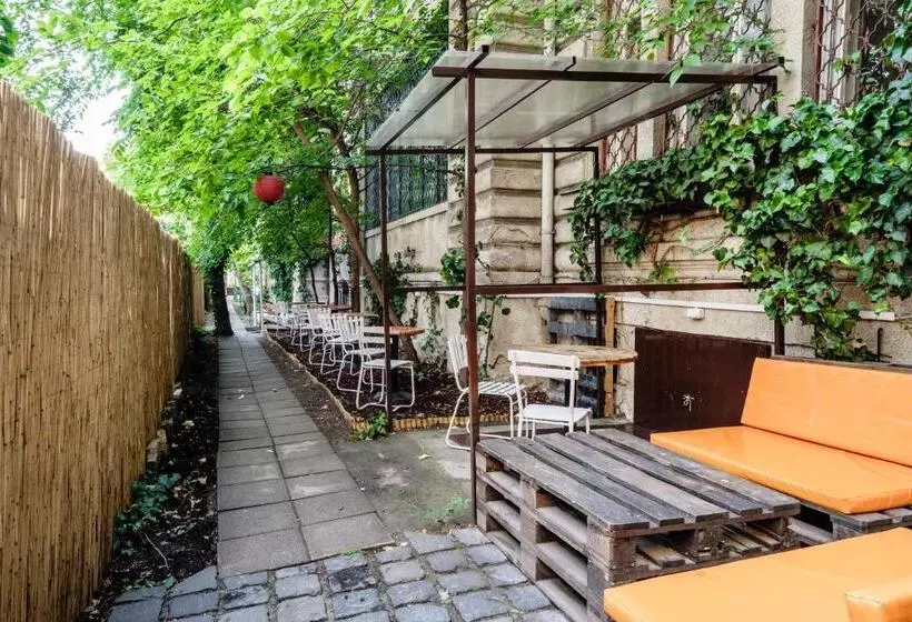 Baroque Hostel & Coworking