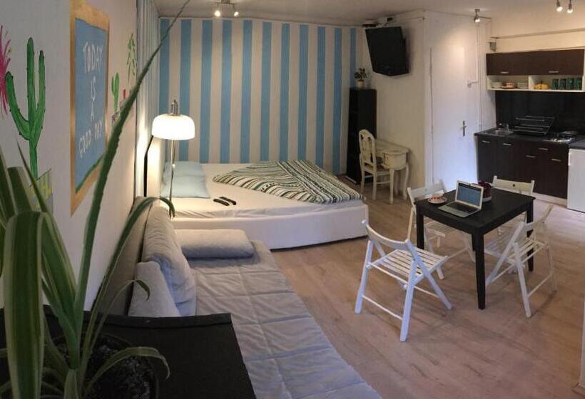 Baroque Hostel & Coworking