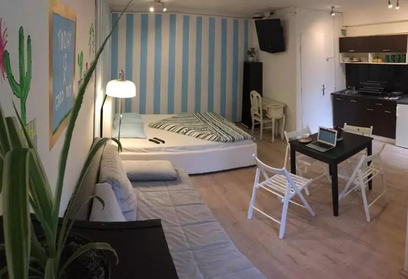 Baroque Hostel & Coworking