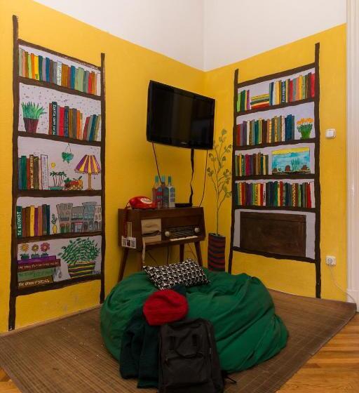 Baroque Hostel & Coworking