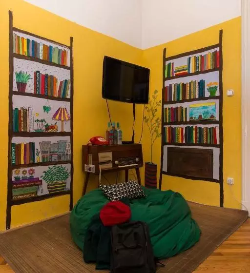 Baroque Hostel & Coworking