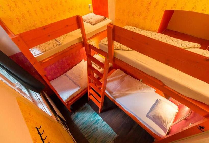 Baroque Hostel & Coworking