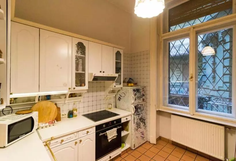 Baroque Hostel & Coworking