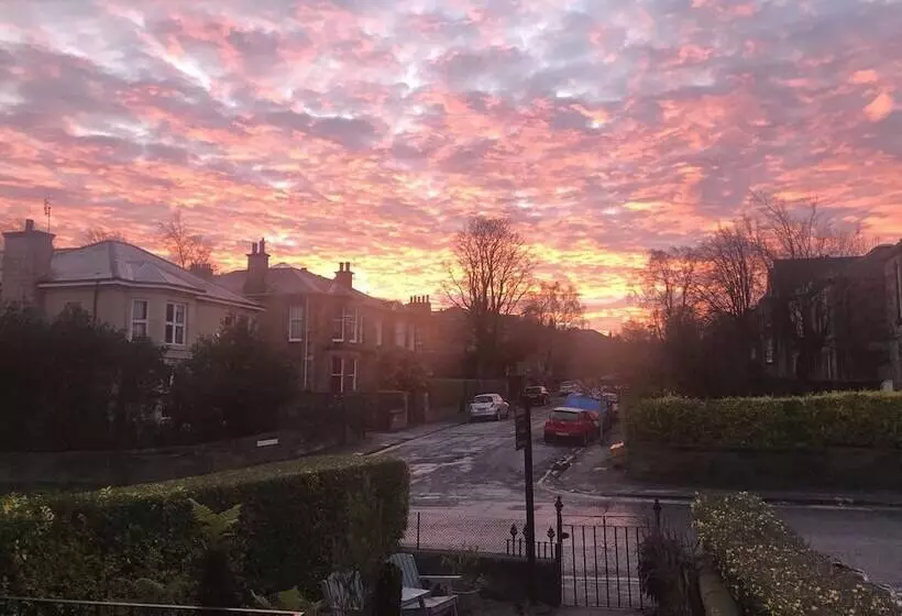 تختخواب و صبحانه Martin S Guesthouse