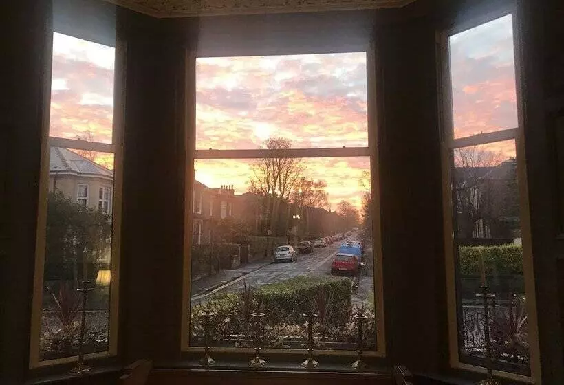 تختخواب و صبحانه Martin S Guesthouse