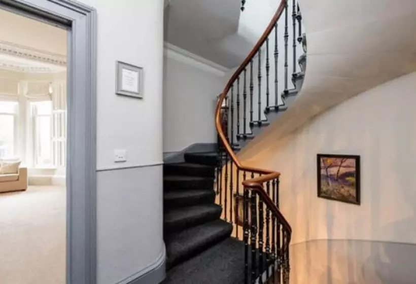 تختخواب و صبحانه Martin S Guesthouse