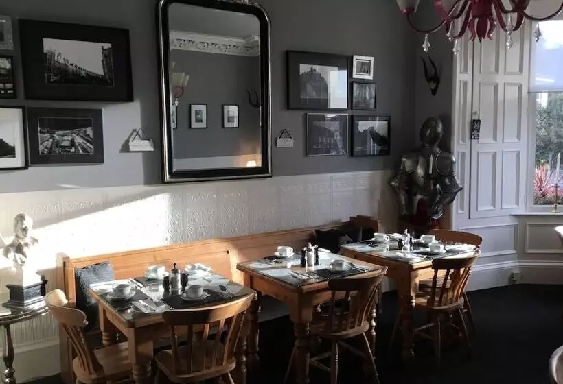 تختخواب و صبحانه Martin S Guesthouse