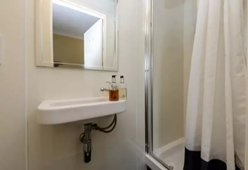 تختخواب و صبحانه Martin S Guesthouse