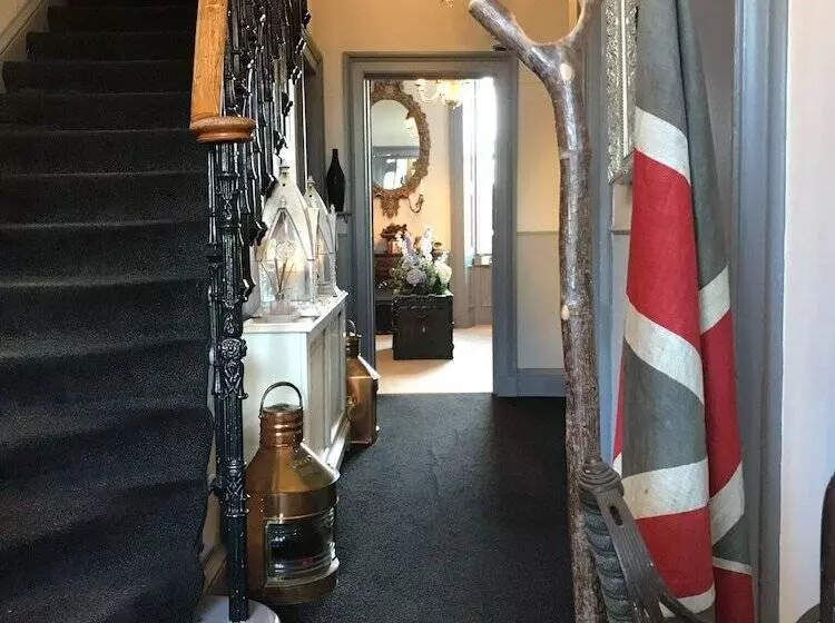 تختخواب و صبحانه Martin S Guesthouse