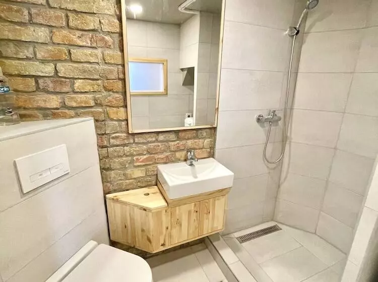 Lavender Circus Hostel, Doubles & Ensuites